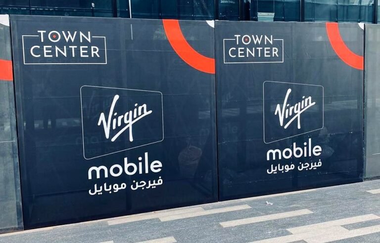 ألواح مطبوعة لواجهة محل تحت التجهيز